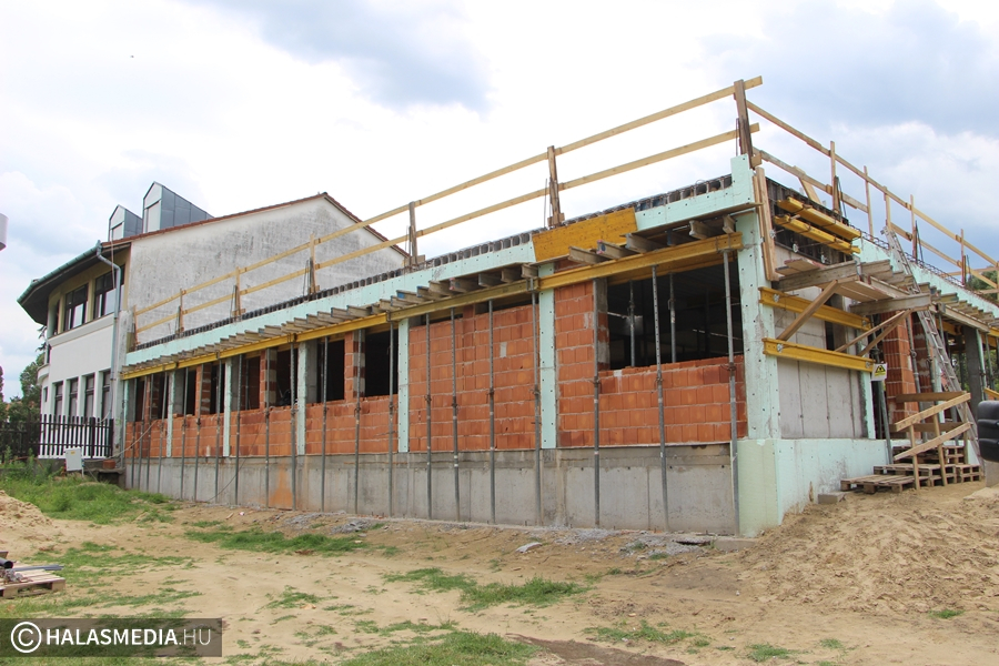Kertváros: épül az iskola új szárnya és hamarosan az óvoda is