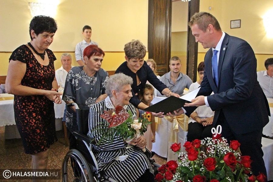 Isten éltesse, Erzsike néni!