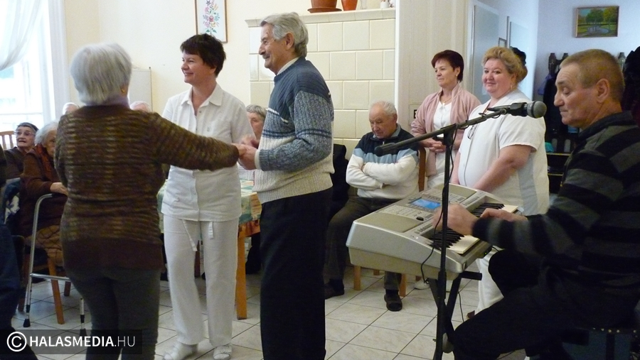 Farsang az Idősek Klubjában