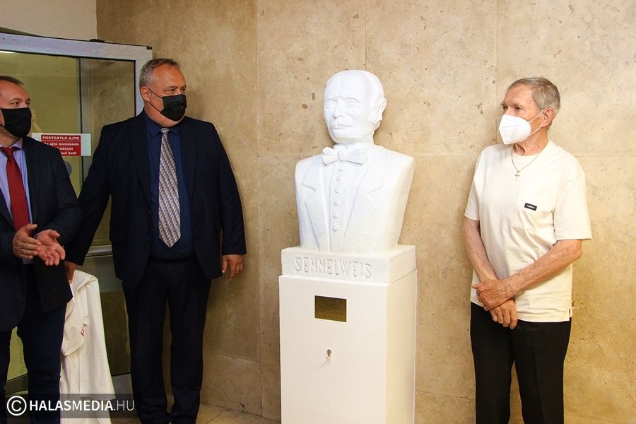 Új szobrot avattak a kórházban