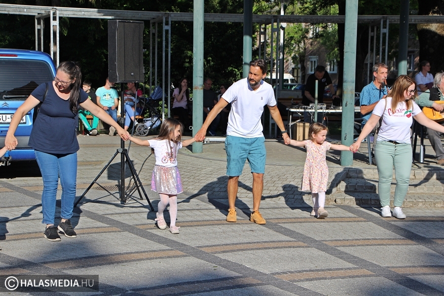 (►) Közös tánc a Bethlen Gábor téren