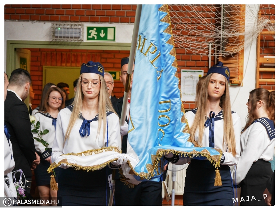 (►) A bibós végzősök is elballagtak