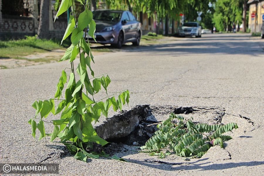 Beszakadt az úttest az Eötvös utcán
