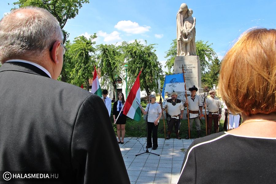 A hősökre emlékezett Halas