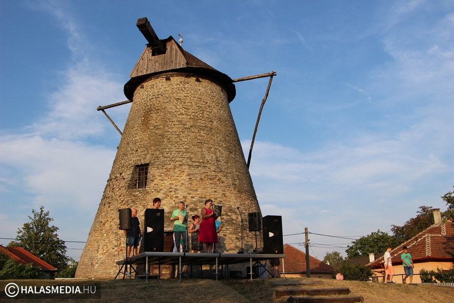 Zenélő szélmalom dudaszóval