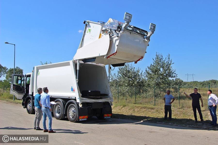Két új kukásautó járja Halas utcáit