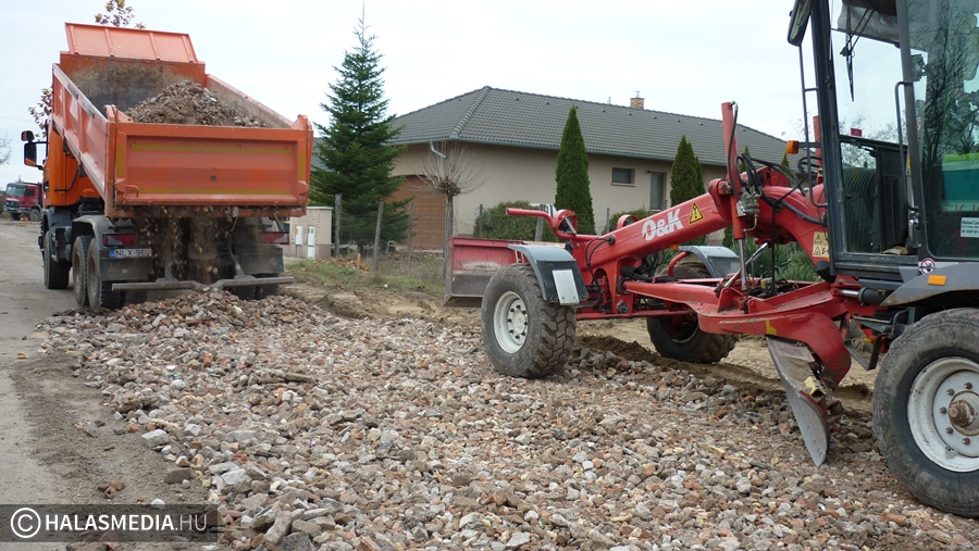 Lakossági összefogással út épül a Liget utcában