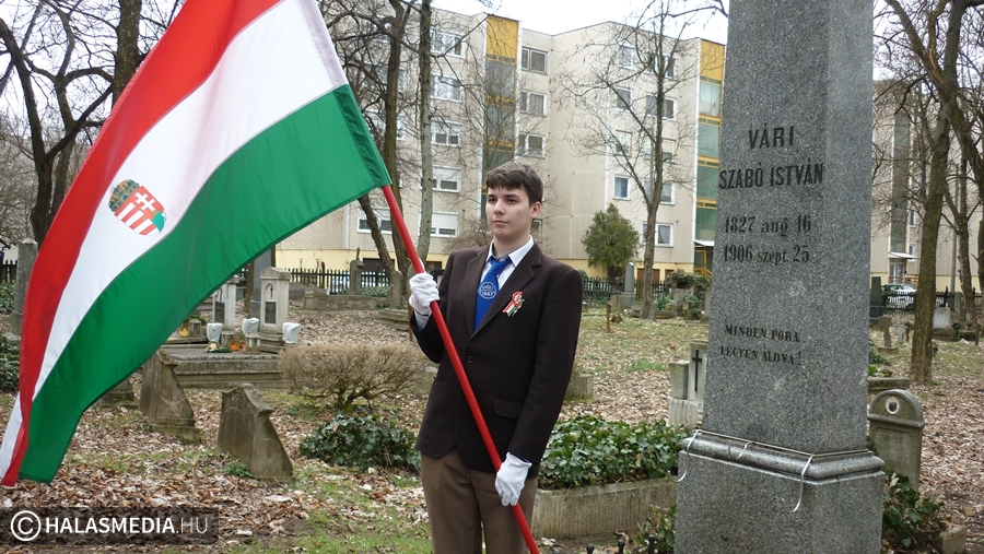 Megkoszorúzták Vári sírját