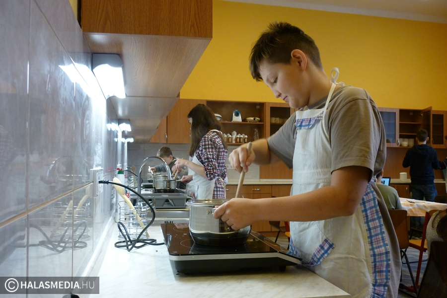 Egészséges ételek, új tankonyha a Központiban