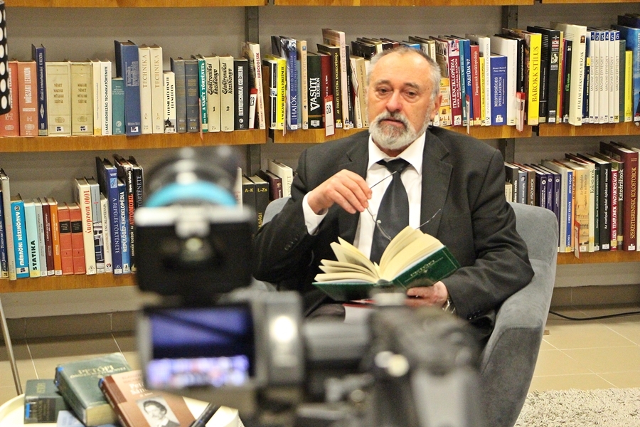 24 órán át szavalnak