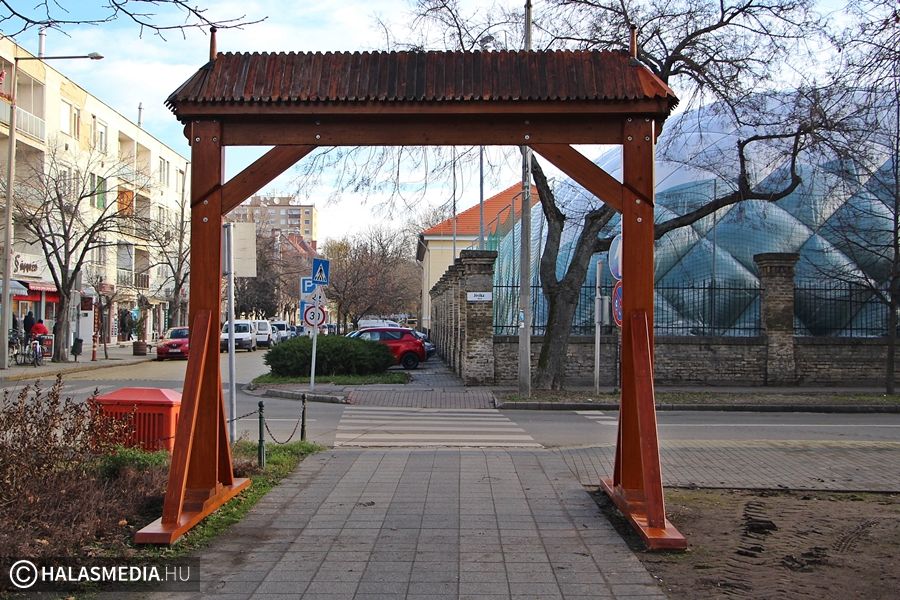 Újra a helyén áll főtéri székelykapu