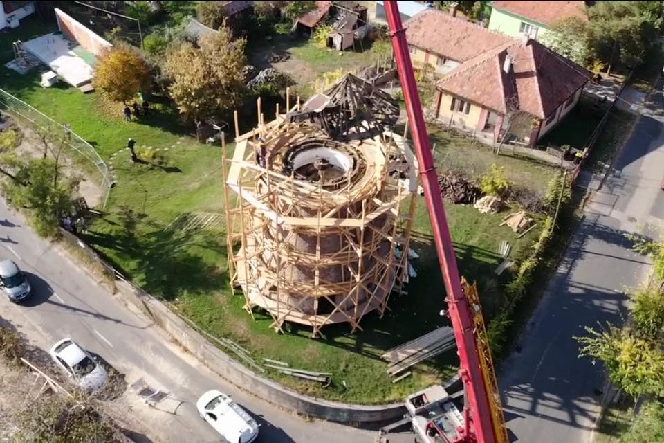 Daruval vették le a szélmalom tetejét