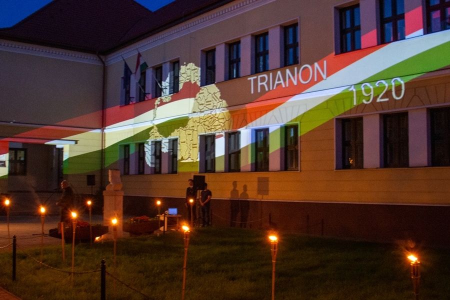 Különleges fényfestéssel emlékeztek