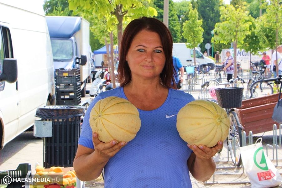 (►) A darabolt nagy, és a kisebb egész dinnye kelendő