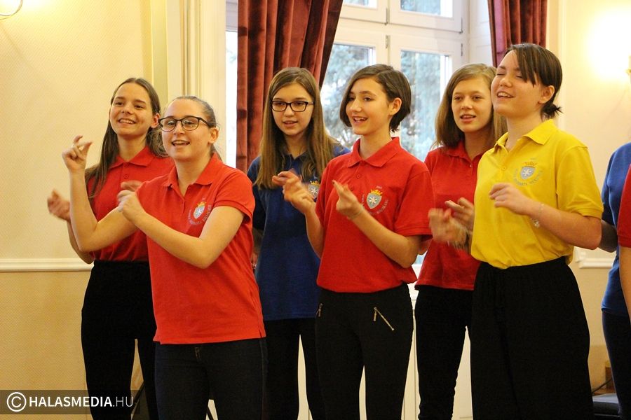 (►) Hangszert ragadtak és énekeltek a sziládysok