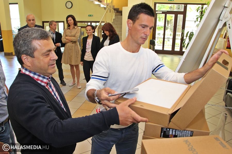 Laptopot kapnak a rászoruló diákok