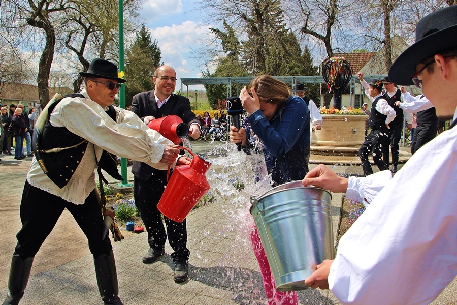 Még az M1 riporterét is megöntözték Halason