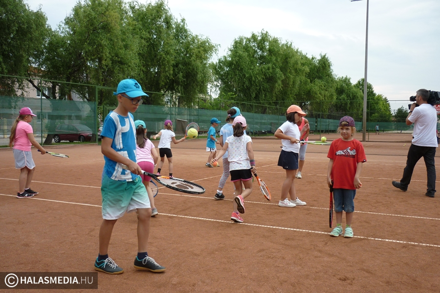 (►) Tenisz és baptista nyelvi tábor