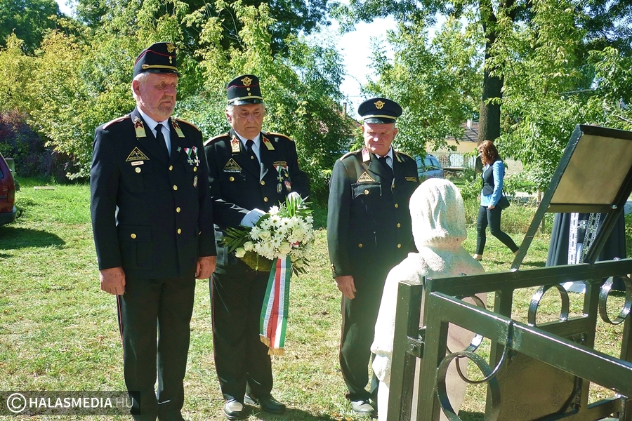 Nemzetőrök újították fel a Sánta sírkertet