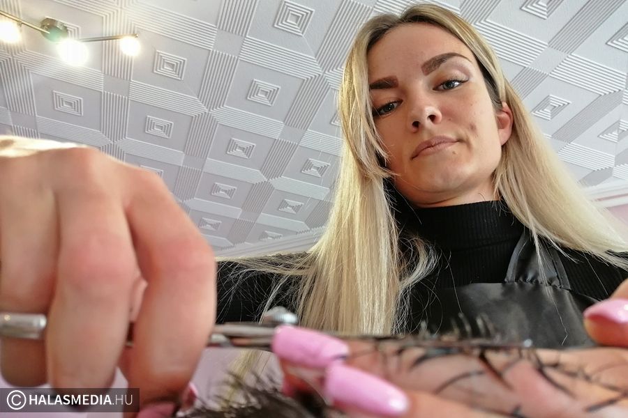 (►) A koronavírus-veszély miatt kénytelenek bezárni a fodrászüzletek is