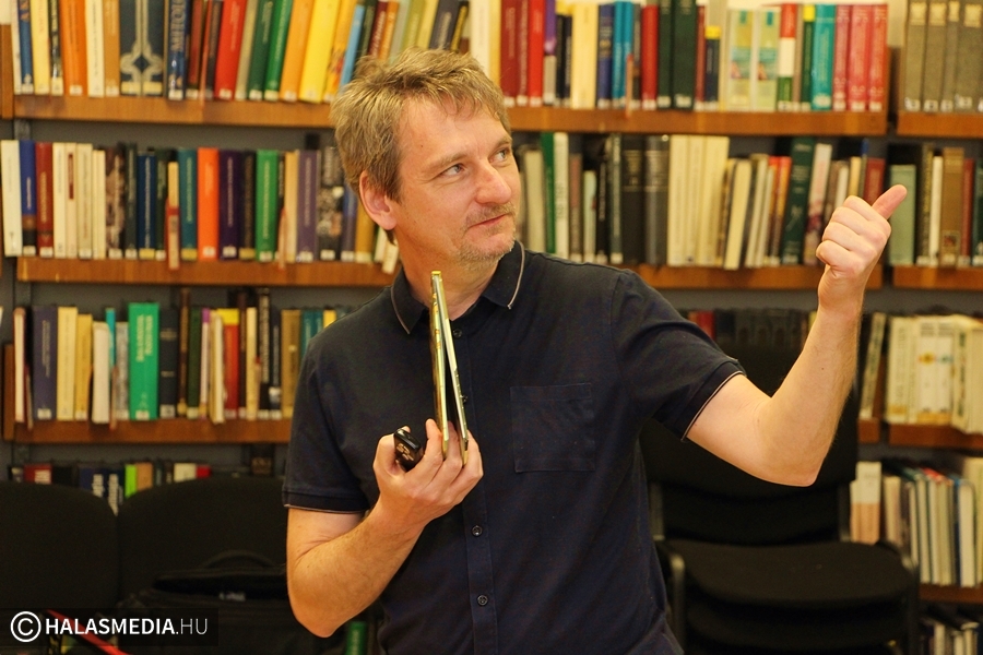 (►) Garázs Bagázs a kiskunhalasi könyvtárban