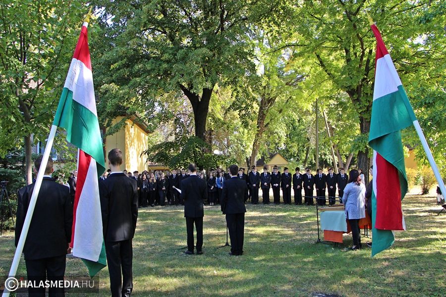 Két megemlékezés a hősök tiszteletére