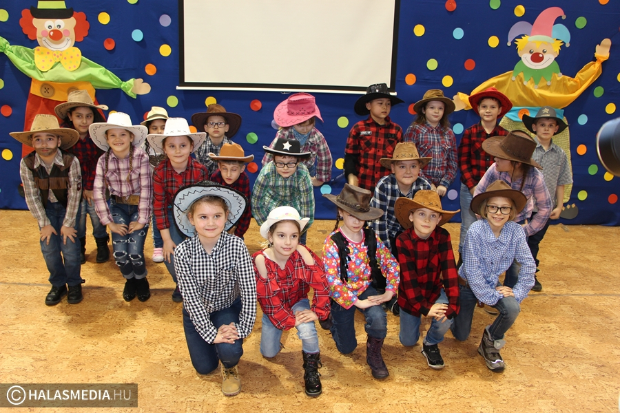 Felső-fokú jelmezes buli