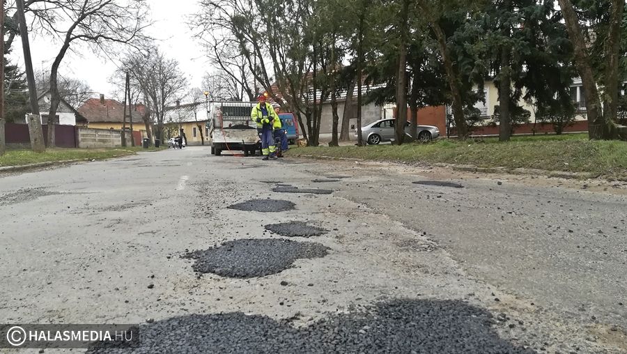 (►) Javítják a kátyúkat