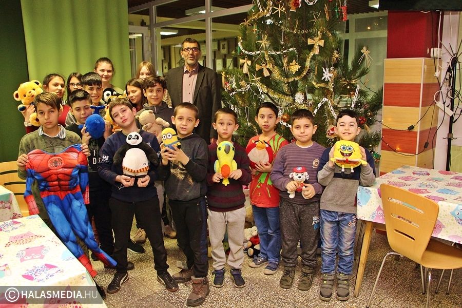 (►) Rászoruló gyermekek és felnőttek is részesültek az ajándékokból