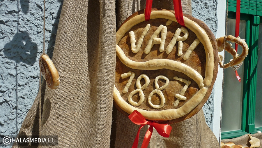 Vári 130 - nosztalgiatalálkozó a díszudvarban