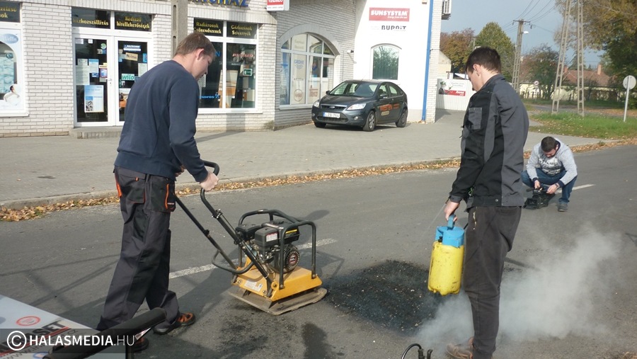 Infrás kátyújavítás Halas utcáin