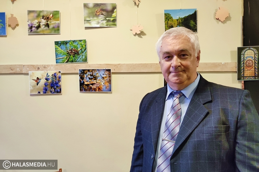 (►) Nyitott szemmel jár