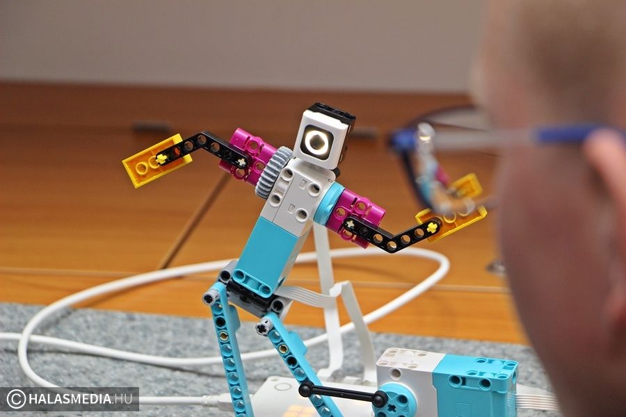 Robotok táncoltak a Tekóban