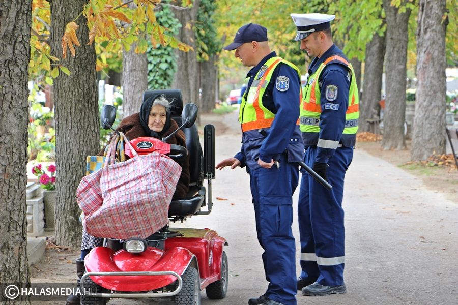 Rendőrök, polgárőrök járták a temetőket (galéria)