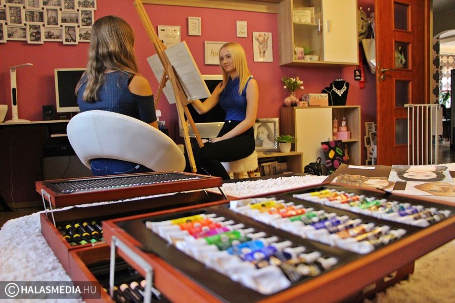 Szintia imád portrékat készíteni