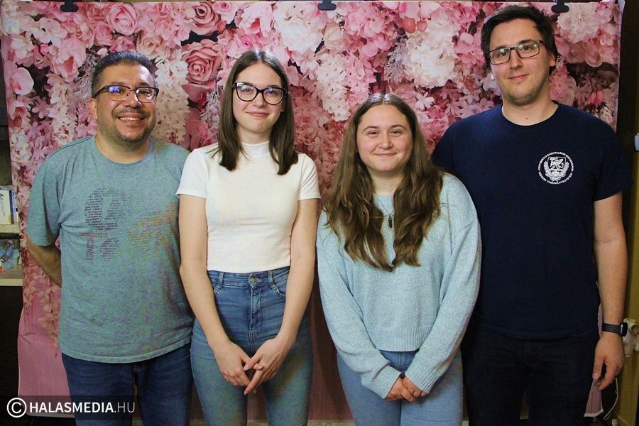 (►) Szívhez szóló dallal köszöntik az édesanyákat, nagymamákat