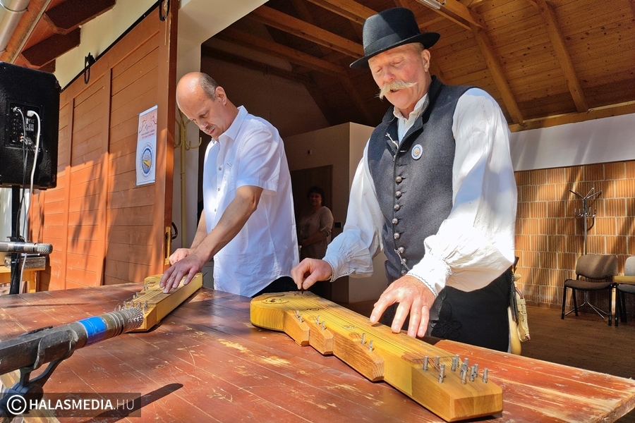 (►) Citeramuzsika egy teljes napon át