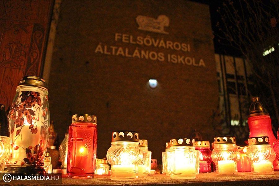 Mécsesgyújtással emlékeztek Juhászné Czinkóczi Évára