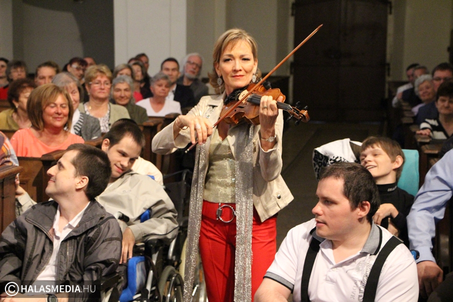 Bensőséges hangulat Katica koncertjén