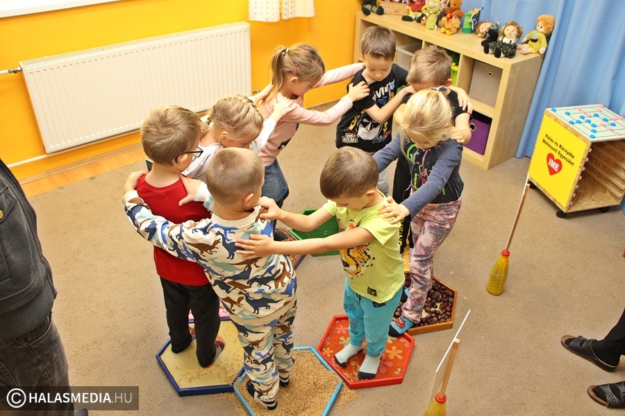 Imádják a gyerekek a meseutat