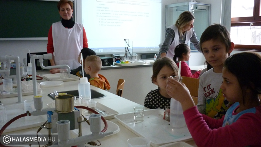 Ovisok kísérleteztek a Szilády-gimnázium laboratóriumában