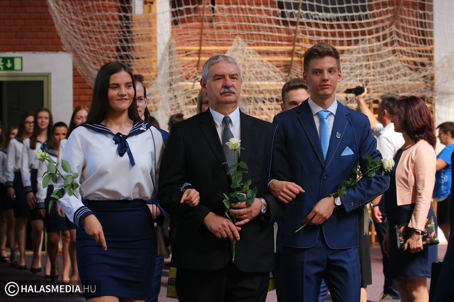 Elbúcsúztak iskolájuktól a bibós végzősök