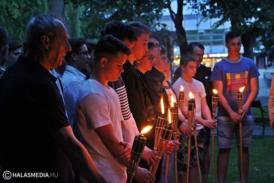 Fáklyákkal vonultak végig Halas utcáin