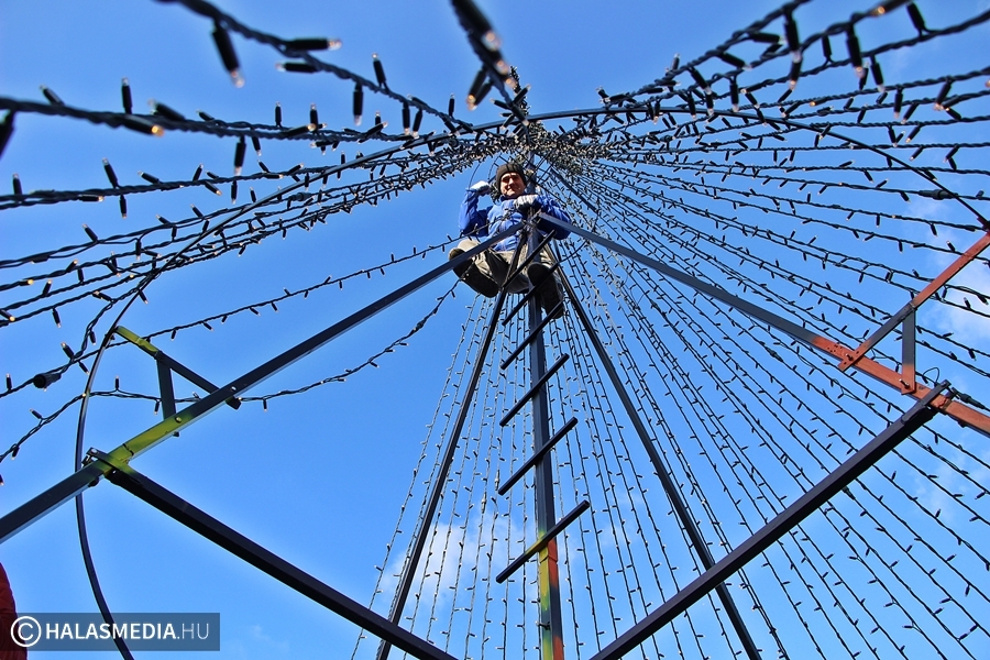 (►) Épül a főtéri fényfa, szépül a városközpont