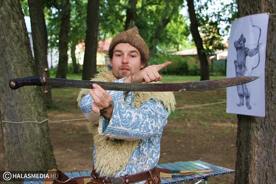 Rendhagyó törióra íjászkodással