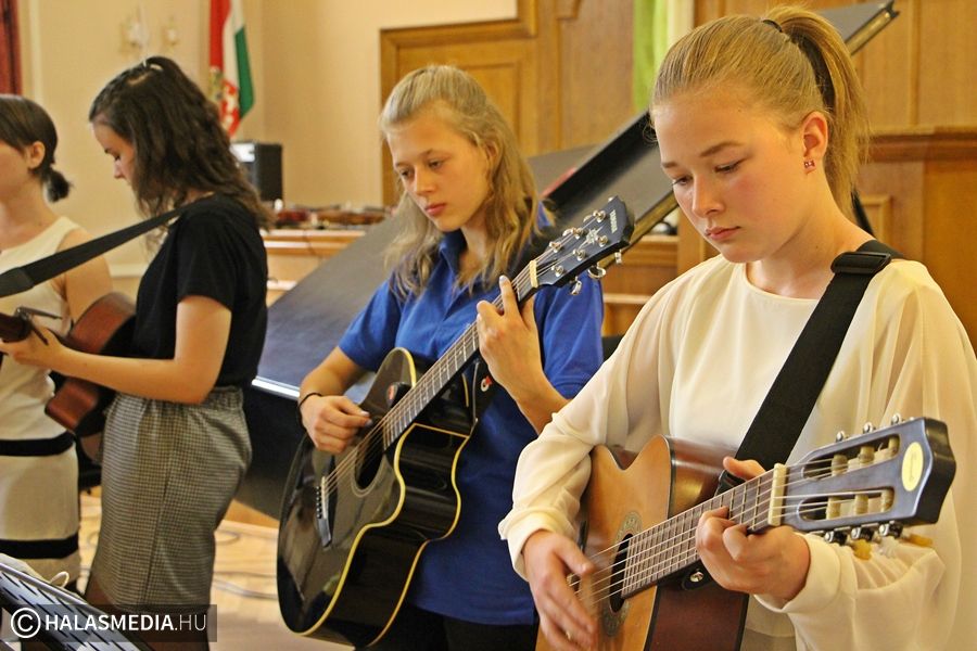 (►) Májusra hangolva