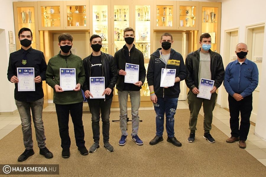 (►) Gratuláció az új aulában