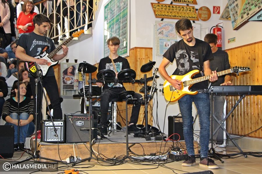 (►) Rockzene a tanórák között