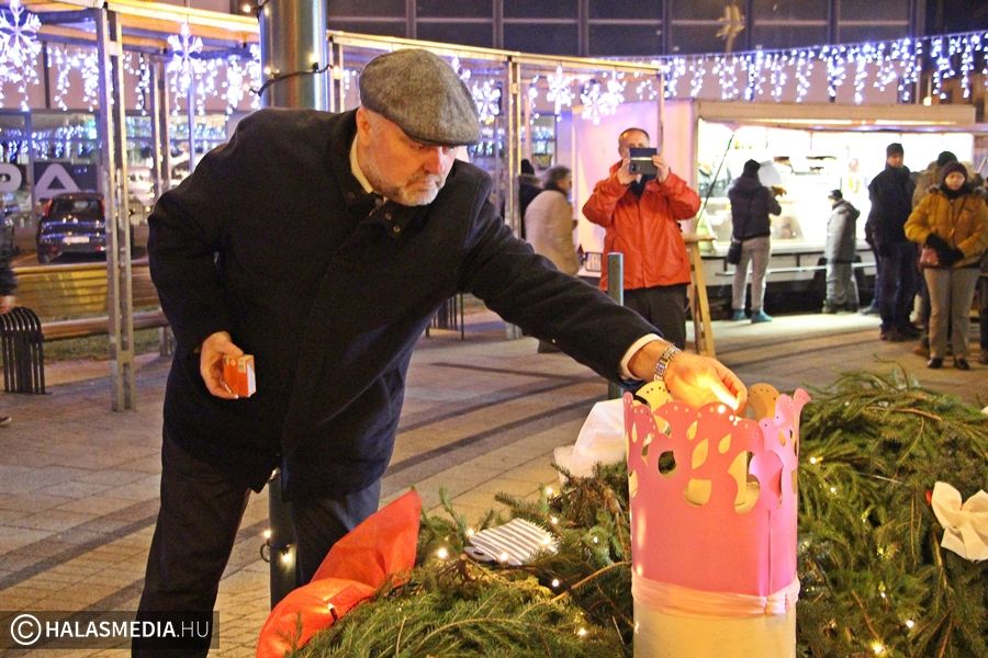 Három gyertya fénye világít (galéria)