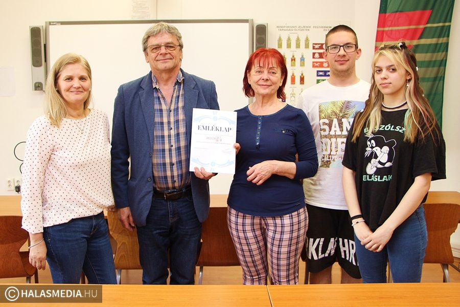 (►) Oklevél a leglelkesebb szavalóknak